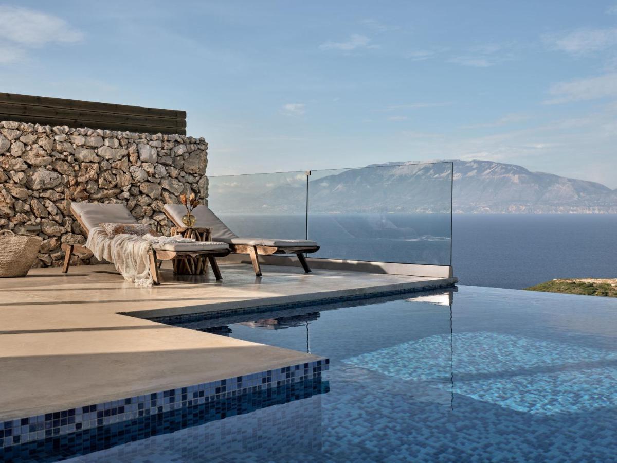 Akron Luxury Suites Koríthion Екстериор снимка
