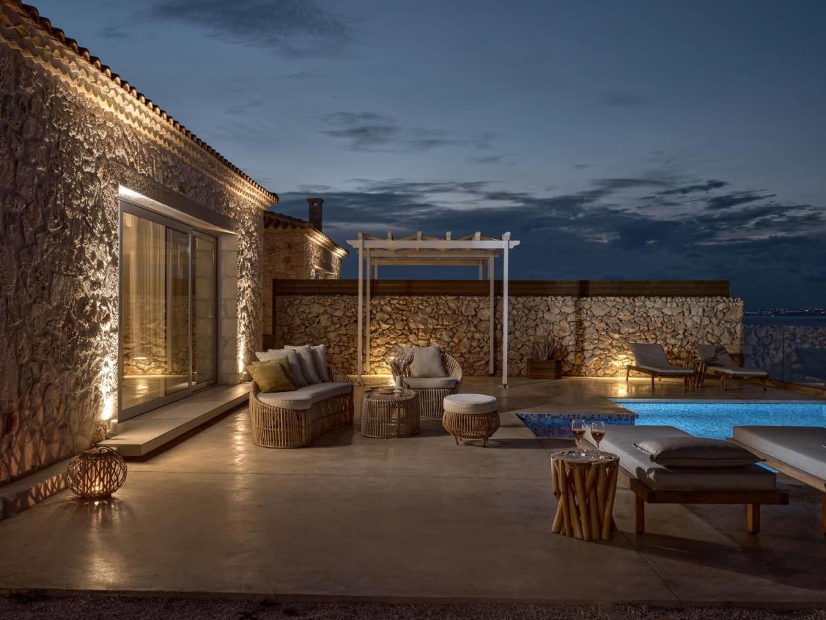 Akron Luxury Suites Koríthion Екстериор снимка